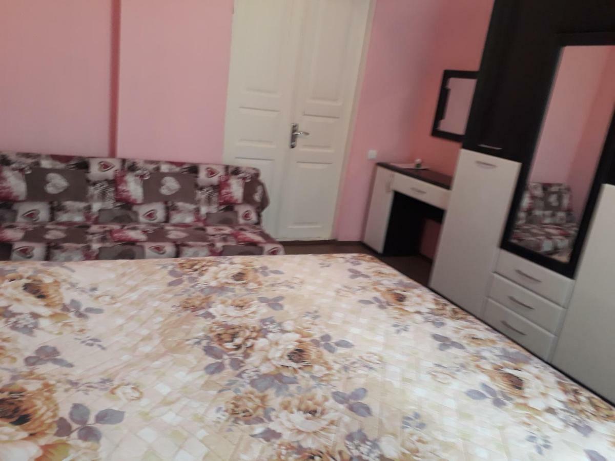 Homestay Izolda Батумі Екстер'єр фото